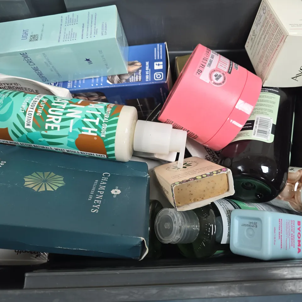 APPROXIMATELY 15 ASSORTED HEALTH & BEAUTY PRODUCTS TO INCLUDE FAITH IN NATURE SHAMPOO, BAYLIS & HARDING NATURAL BODY WASH, AVEENO AGE RENEWAL CREAM, ETC - COLLECTION ONLY