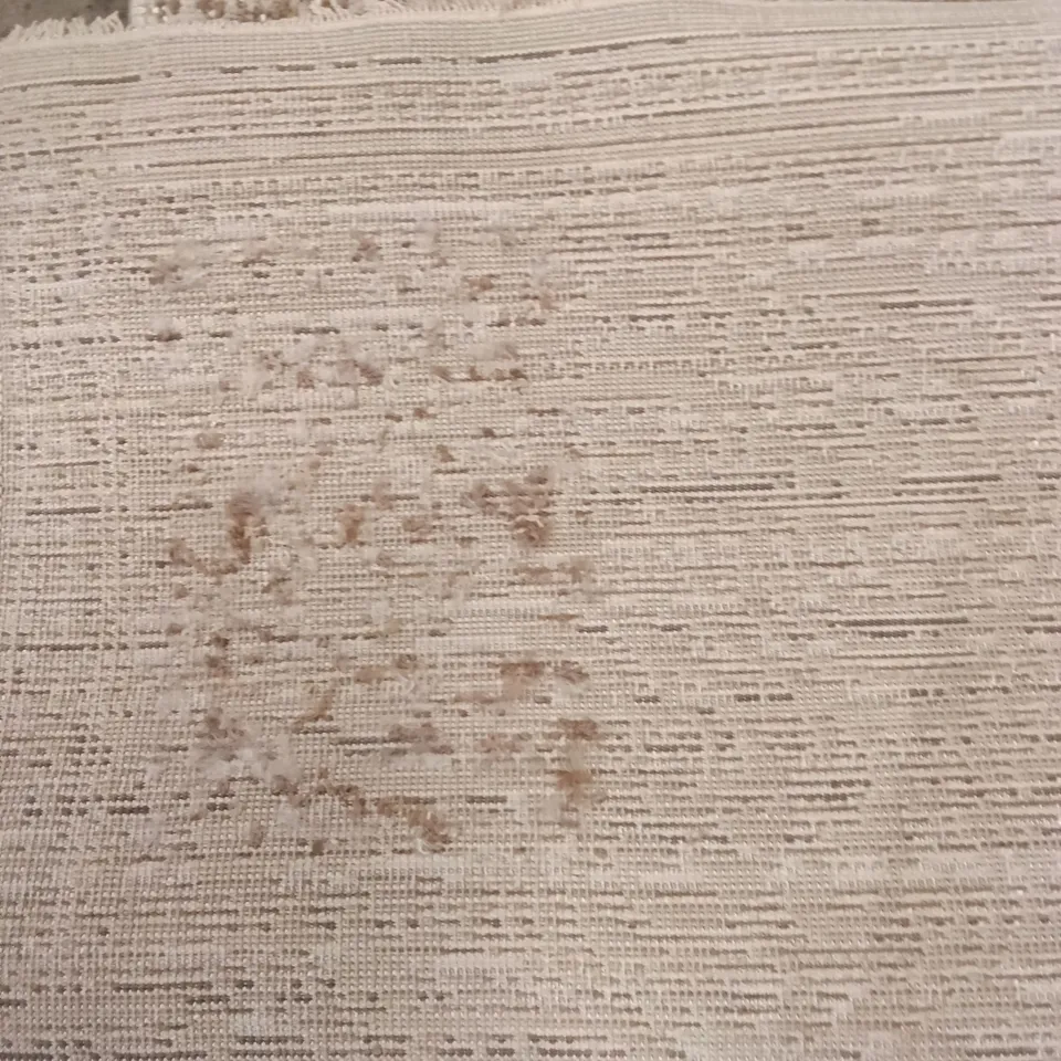QUALITY DESIGN AREA RUG APPROXIMATELY 155 CM X 120 CM - FRAYING \ DETHREADING ON BOTTOM