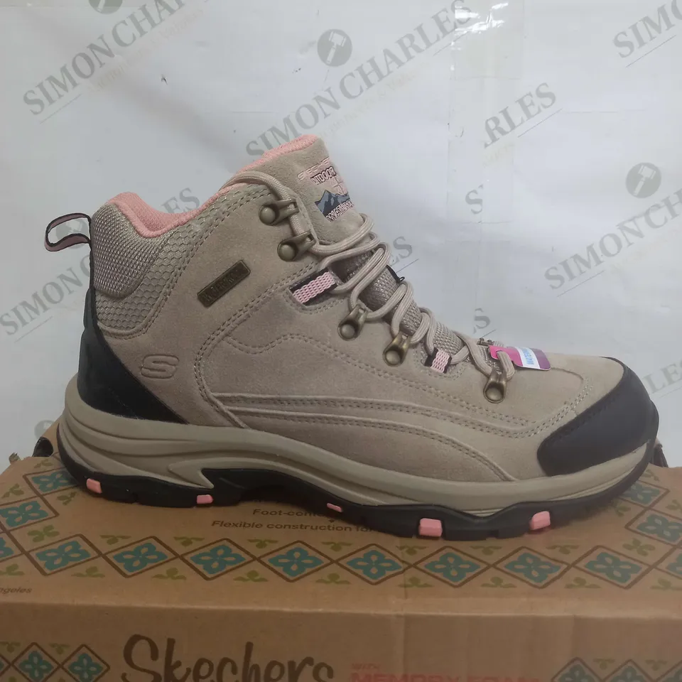 SKETCHERS WATERPROOF BOOT SIZE 8