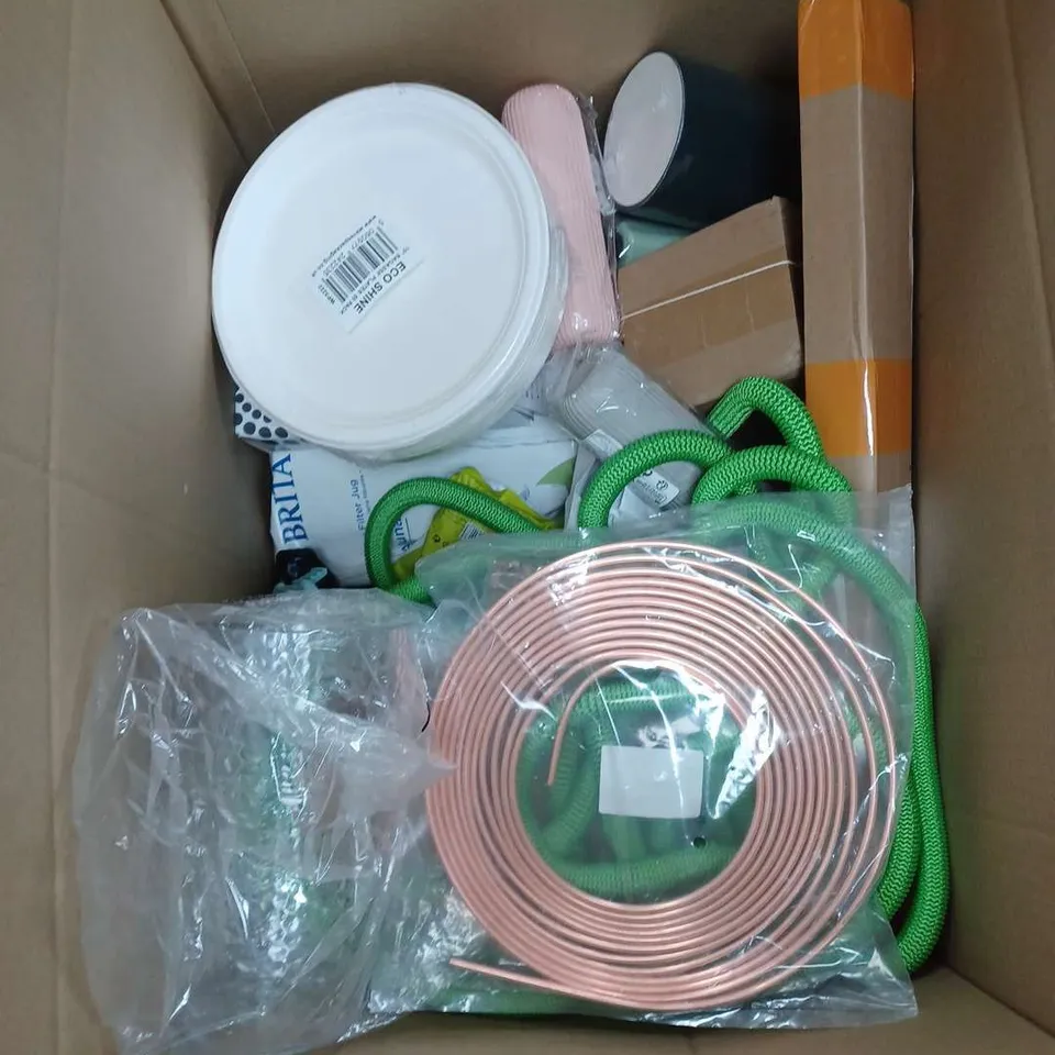 APPROXIMATELY 20 HOUSEHOLD TO INCLUDE KITCHENWARE AND FAUX FLOWER HANGING BASKET