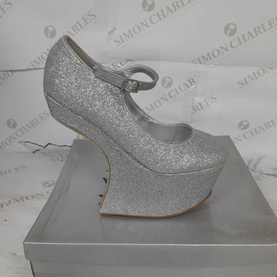 BOXED PAIR OF CASANDRA PLATFORM STRAP SHOE IN SILVER GLITTER SIZE 4