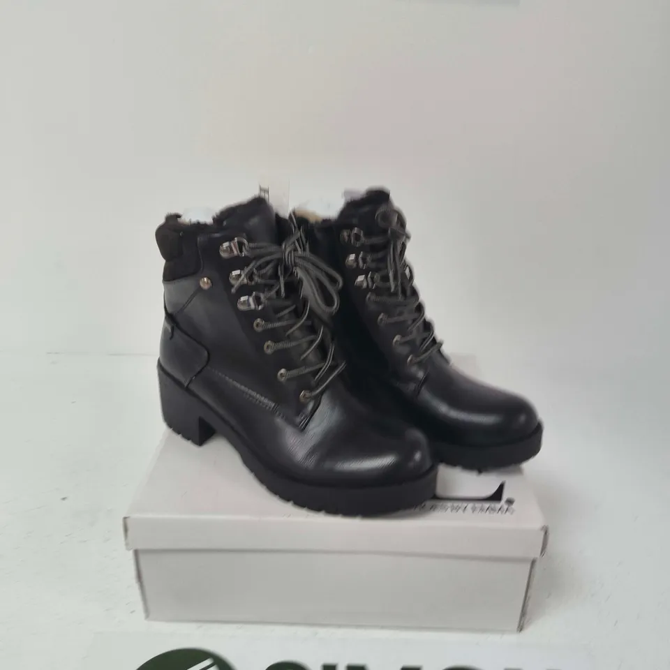 BOXED PAIR OF ZOFFANY BLACK LEATHER BOOTS, UK 7