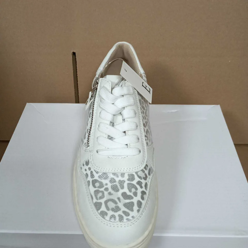 BOXED PAIR OF SHOES BY EMMA OSPREY WHITE SNEAKERS – UK 5
