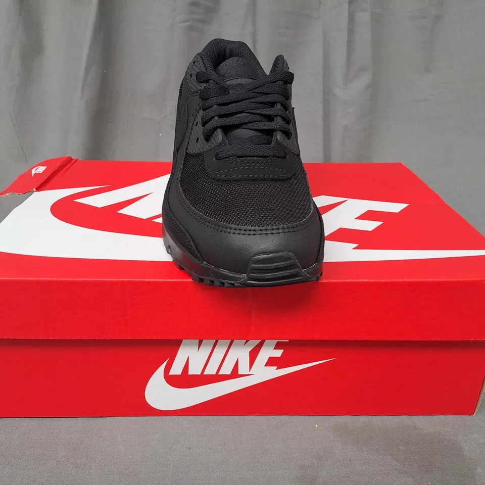 BOXED PAIR OF NIKE AIR MAX 90 SHOES IN BLACK UK SIZE 8