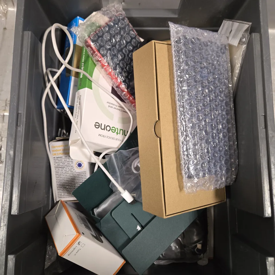 APPROXIMATELY 20 ASSORTED SMARTPHONE ACCESSORIES TO INCLUDE CASES, CHARGING CABLES, SCREEN PROTECTORS ETC 