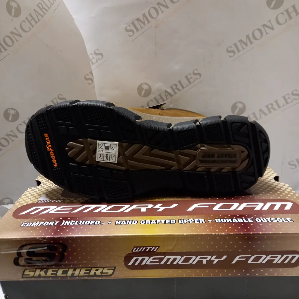 SKETCHERS MENS LACE UP BOOT - SIZE 9