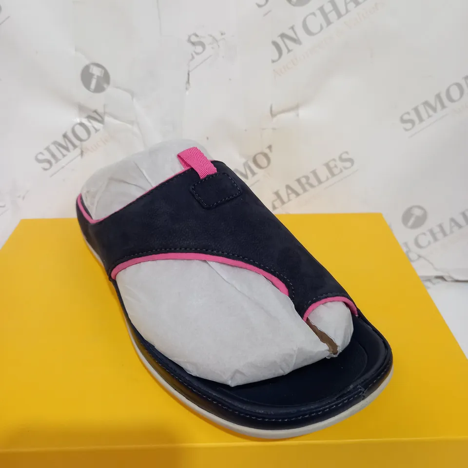 BOXED STRIVE BLUE PINKSTRIPE SANDALS SIZE 7