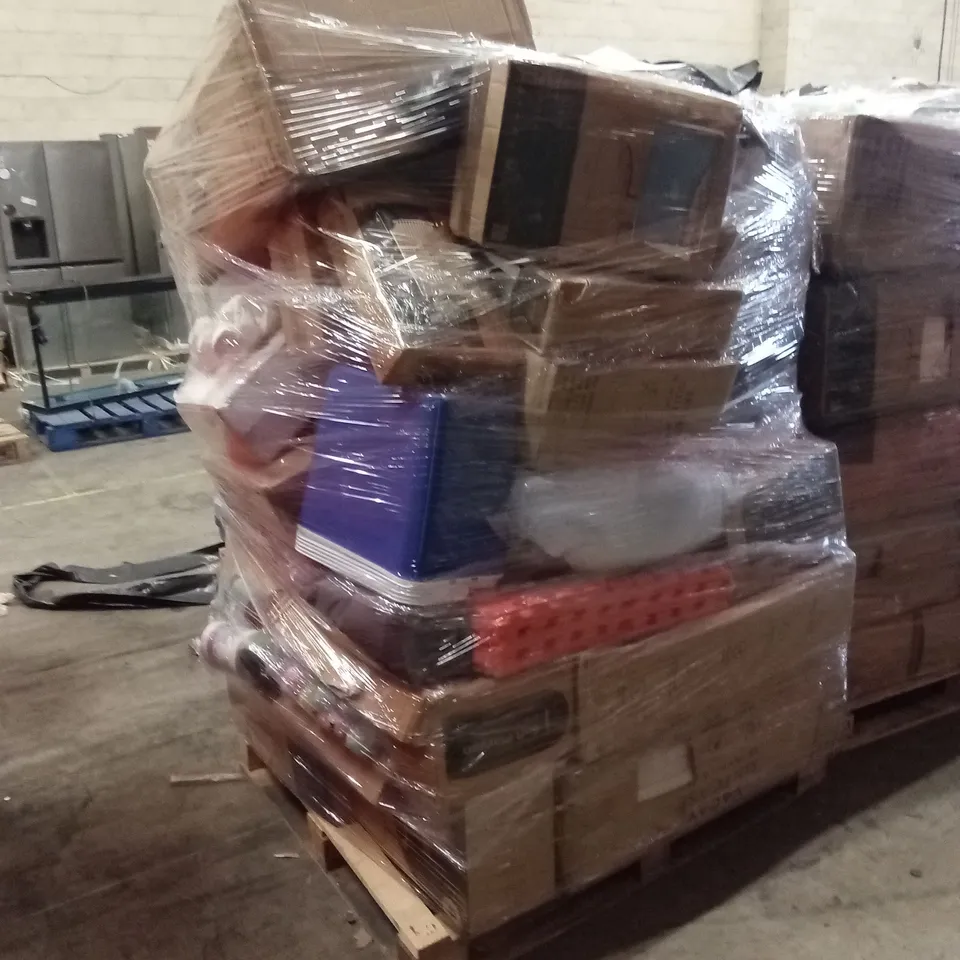 PALLET OF ASSORTED E-COMMERCE GOODS AND PRODUCTS TO INCLUDE; SUITCASES/CABIN BAGS, GYM MATS, SLEEPING BAGS, SOFT PLAYPENS, YOGA MAT, BIN BAGS, KETTLE BELL ETC