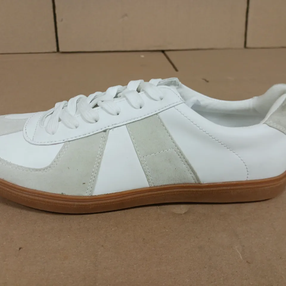 TRUFFLE COLLECTION MINIMAL TENNIS TRAINERS IN WHITE DRENCH - UK 6