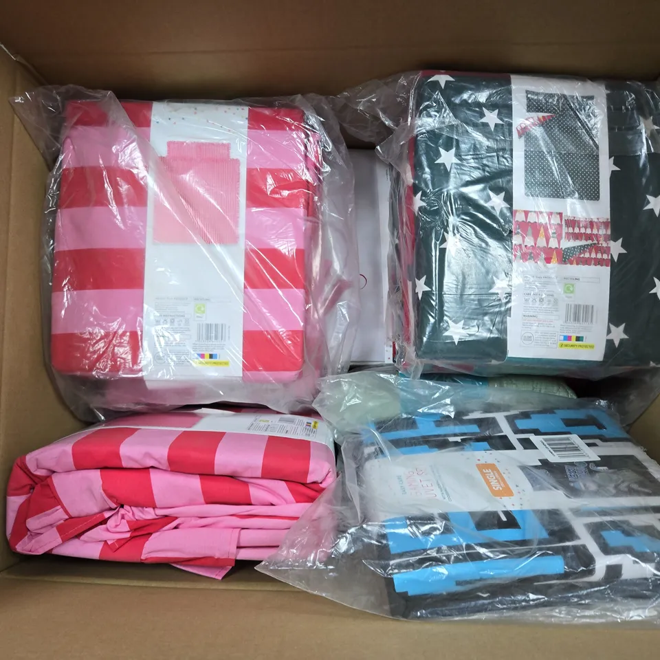APPROXIMATELY 10 ASSORTED BEDDING ITEMS TO INCLUDE DUVETS - COLLECTIONS ONLY