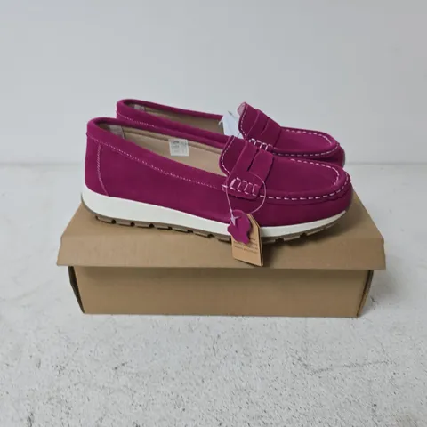 BOXED PAIR OF JO & JOE LIMA SHOES IN FUCHSIA - SIZE 7
