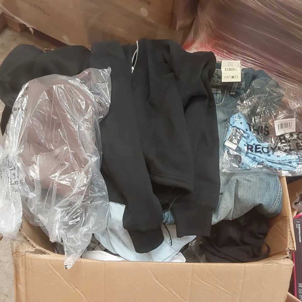 PALLET CONTAINING A VERY LARGE QUANTITY OF BRAND NEW ASSORTED CLOTHING/ACCESSORIES INCLUDING: SUNGLASSES, JEANS, BIKINIS, T-SHIRTS, JUMPERS ECT