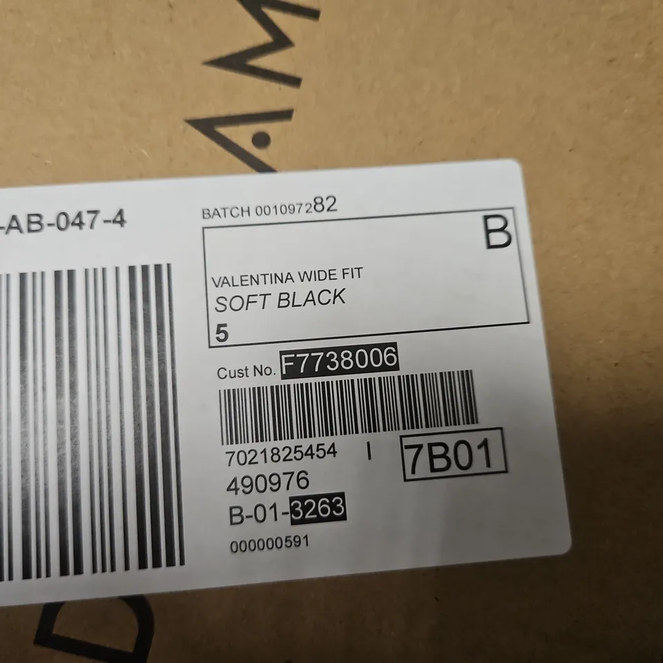 BOXED JD WILLIAMS VALENTINA WIDE FIT SOFT BLACK COURT SHOES – UK 5