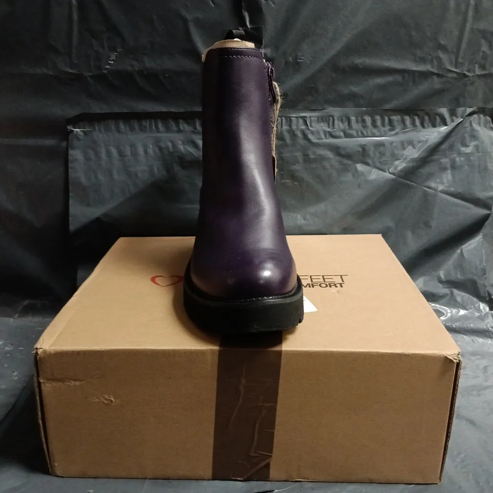 BOXED PAIR OF HEAVENLY FEET BOCK HEEL ANKLE BOOTS IN PURPLE SIZE UK 6