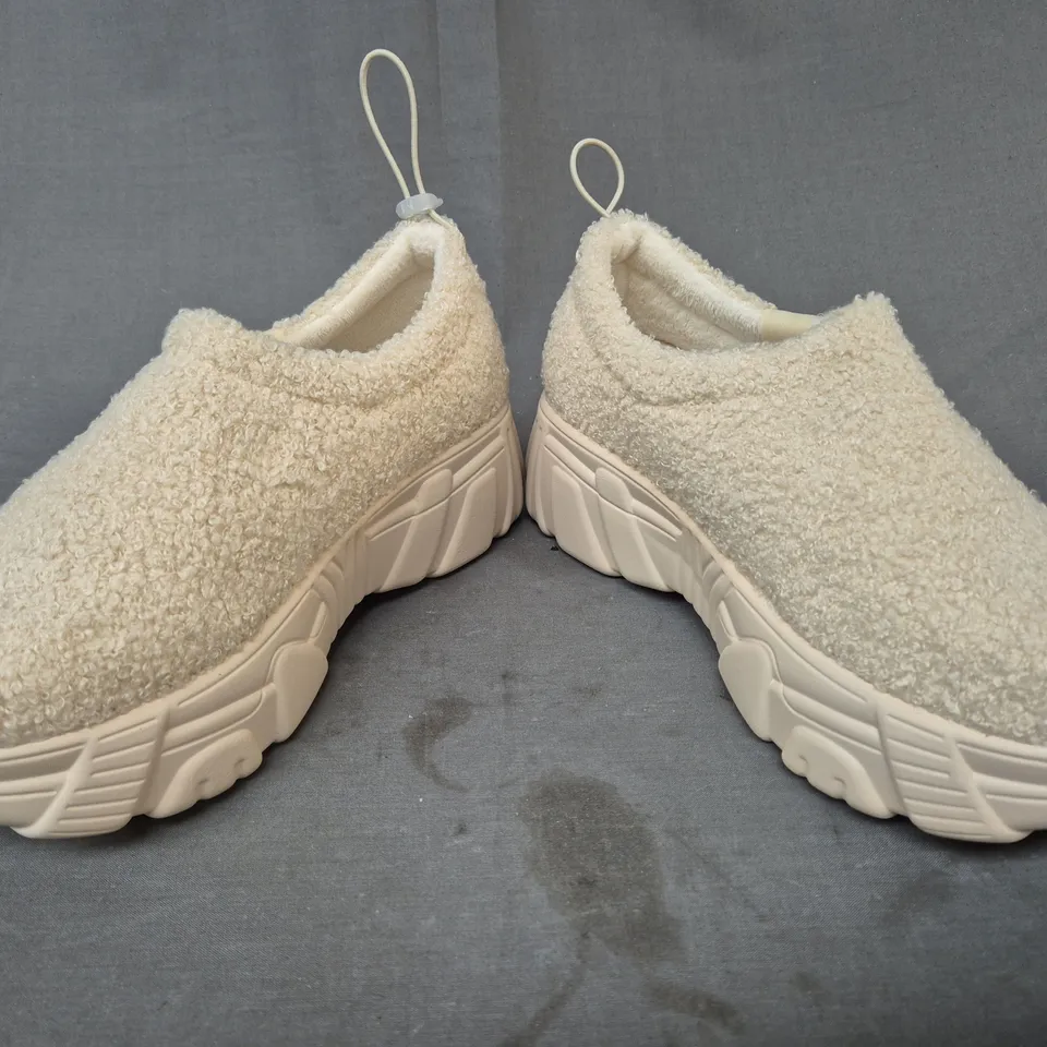 BOXED PAIR OF KOI FLAMMA MICROFIBRE CHUNKY SHOES IN CREAM UK SIZE 7