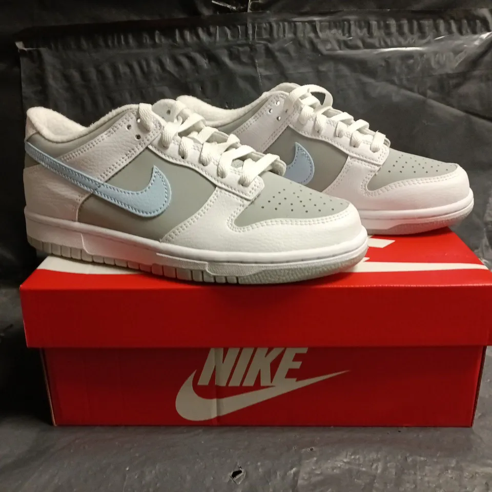BOXED PAIR OF NIKE DUNK LOW GS GG TRAINERS IN GREY/WHITE/LIGHT BLUE SIZE UK 5