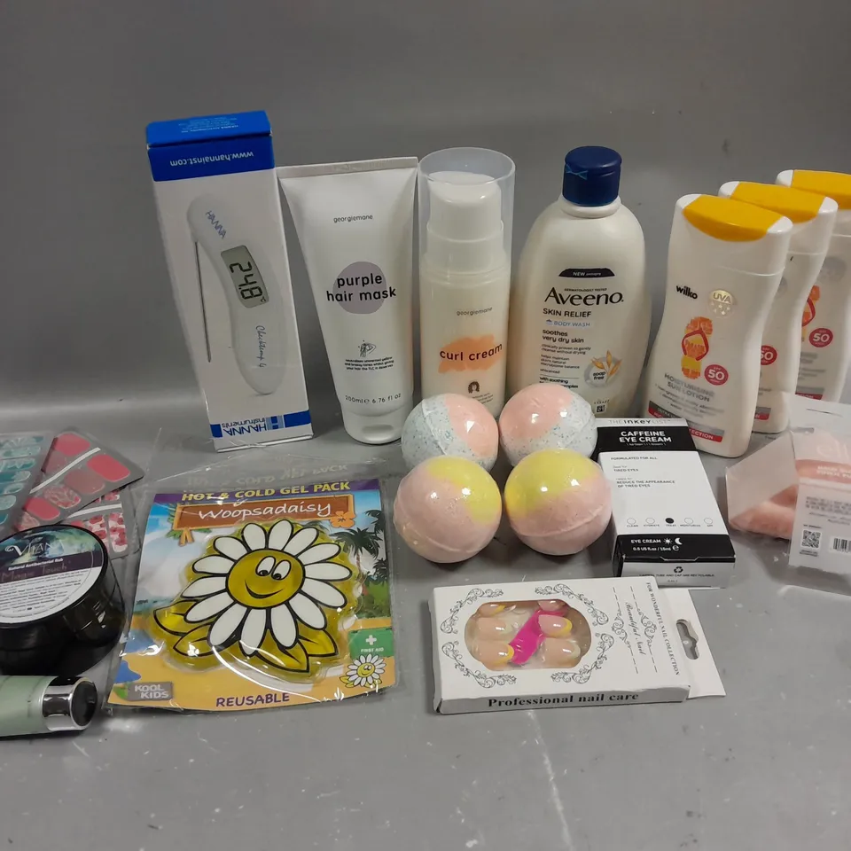 BOX OF APPROXIMATELY 15 COSMETIC ITEMS TO INCLUDE WILKO SUN LOTION , AVEENO BOBY WASH, BATH BOMBS , ETC 