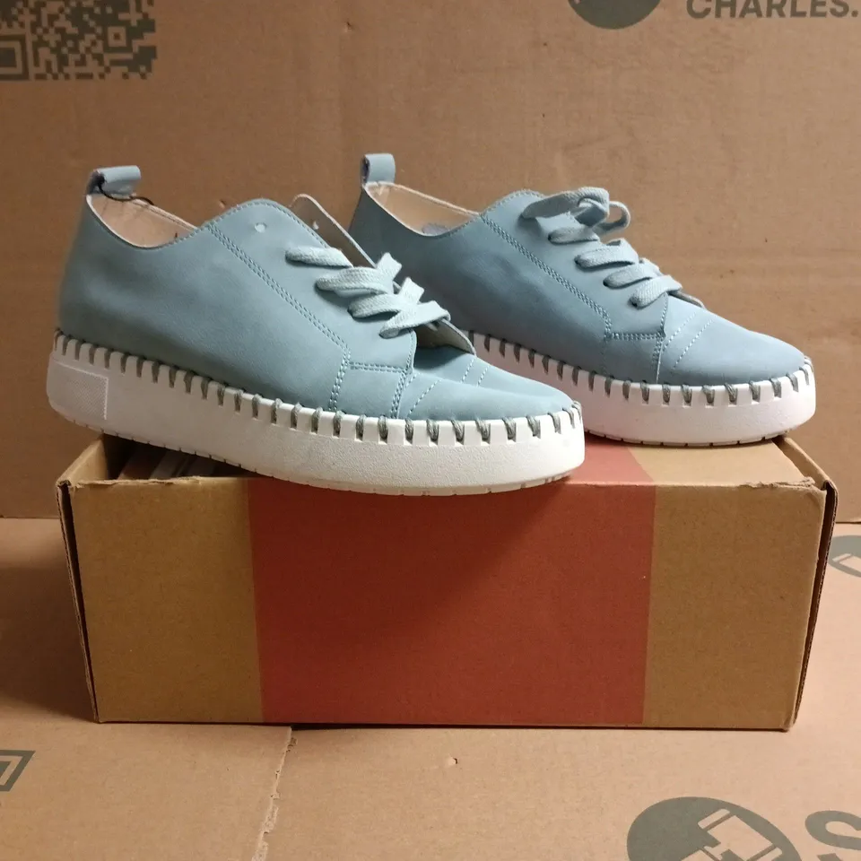 BOXED PAIR OF HEAVENLY FEET SHOES IN BLUE SIZE EU 38