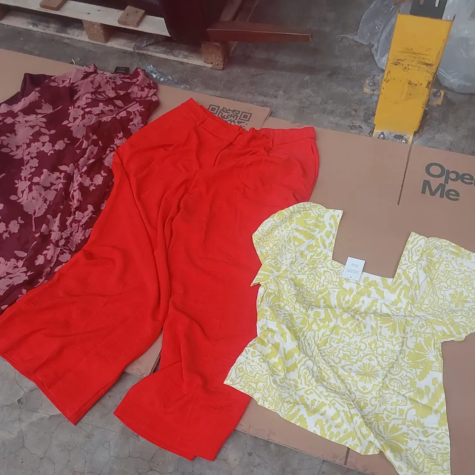 PALLET CONTAINING APPROXIMATELY 700x ASSORTED BRAND NEW DESIGNER CLOTHING ITEMS