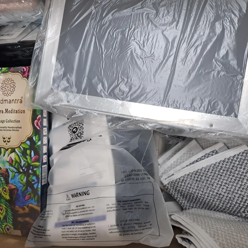 BOX OF APPROXIMATELY 10 ASSORTED HOUSEHOLD ITEMS TO INCLUDE VILEDA MAGIC MOP REFILL, ETC - COLLECTION ONLY