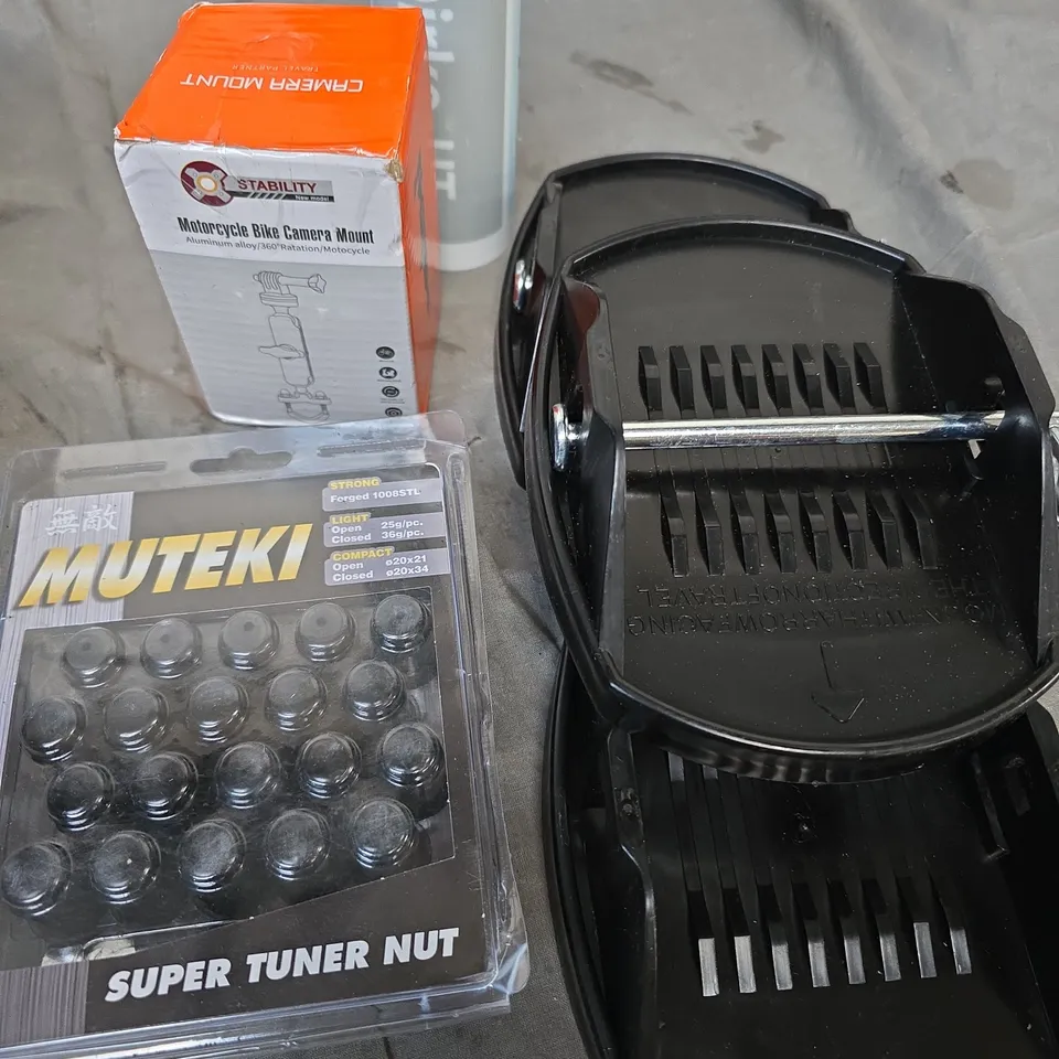 BOX OF ASSORTED CAR ITEMS TO INCLUDE - CARAVAN JACK PADS - TURNER NUTS - BIKE CAM MOUNT 