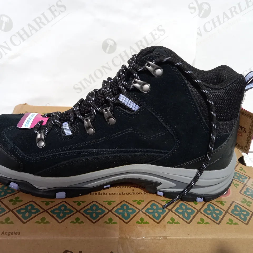 BOXED PAIR OF SKECHERS BLACK WATERPROOF BOOT  - SIZE 8