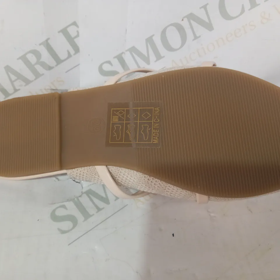 PAIR OF DESIGNER SLIP-ON PUMPS IN BEIGE W. BOW EU SIZE 29