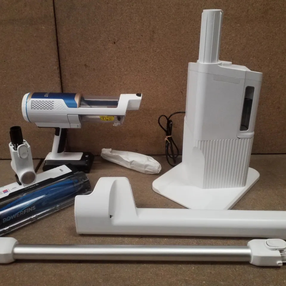 BOXED SHARK CORDLESS CLEAN & EMPTY CORDLESS VACUUM CLEANER 