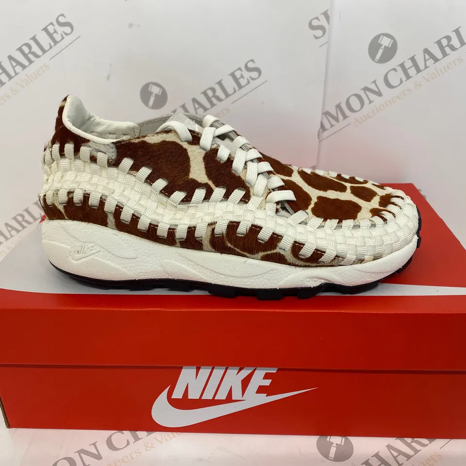 BOXED PAIR OF NIKE AIR FOOTSCAPE WOVEN SHOES SIZE 4.5