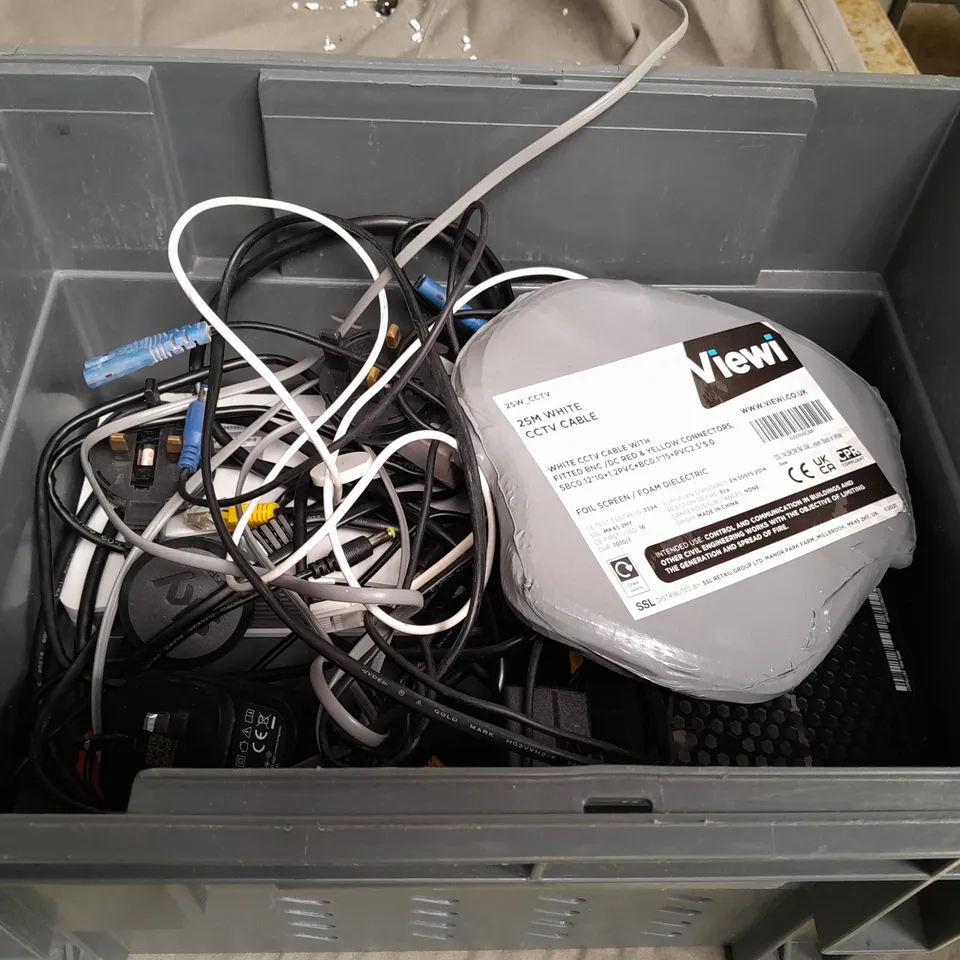 APPROX 10 ASSORTED HOUSEHOLD ITEMS TO INCLUDE WORLD PAY CARD MACHINE, SAMSUNG ULTRA THIN DVD WRITER AND BENFEI CABLE 