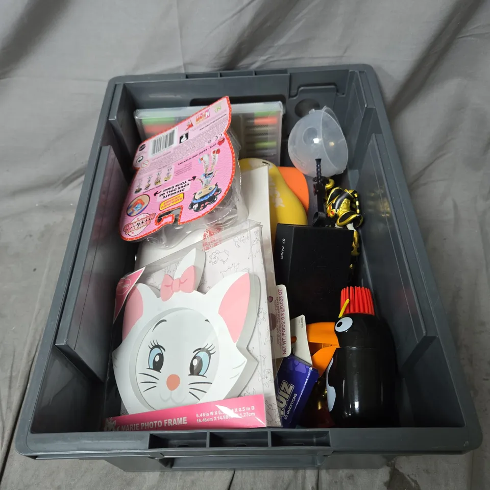 APPROXIMATELY 20 ASSORTED ITEMS OF TOYS AND GAMES INCLUDING FLUFFY DOG, CAT PHOTO FRAME, PLAYING CARDS, AND SAFARI ANIMALS TOP TRUMPS