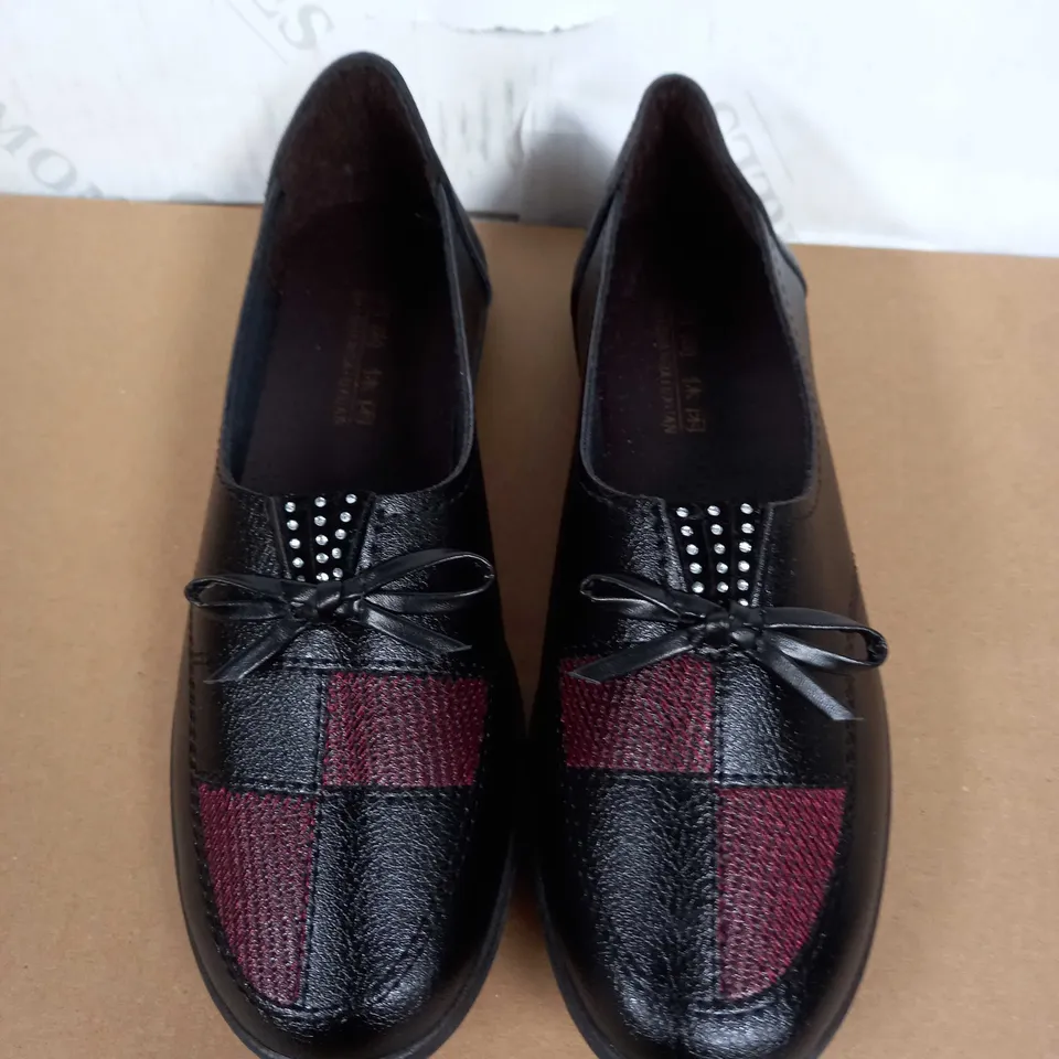 PAIR OF LOAFERS (BLACK/PURPLE), SIZE 39 EU
