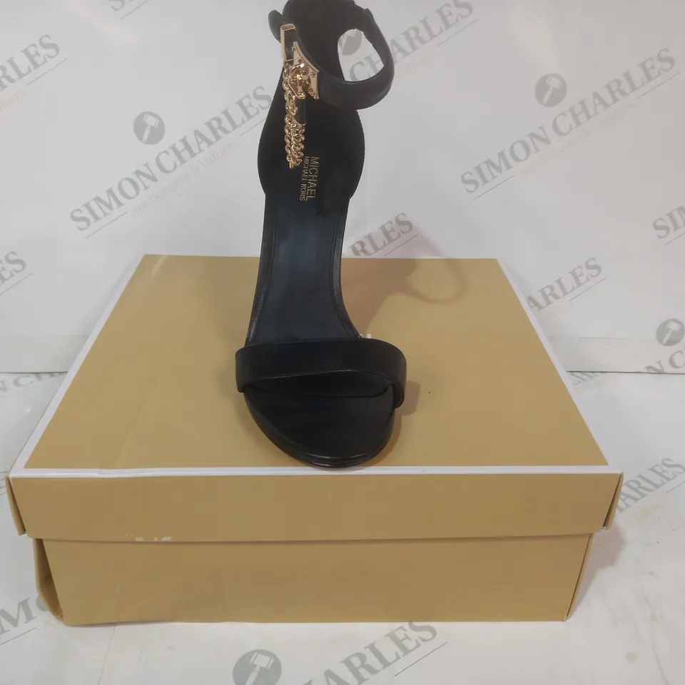 BOXED PAIR OF MICHAEL KORS HAMILTON HEELED SANDALS IN BLACK US SIZE 8M