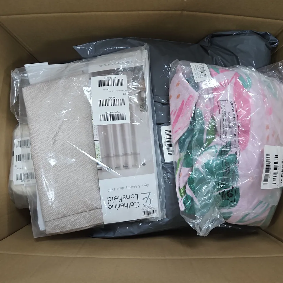 APPROXIMATELY 10 ASSORTED HOUSEHOLD ITEMS TO INCLUDE TOWELS, CURTAINS, BATH TOWELS, ETC