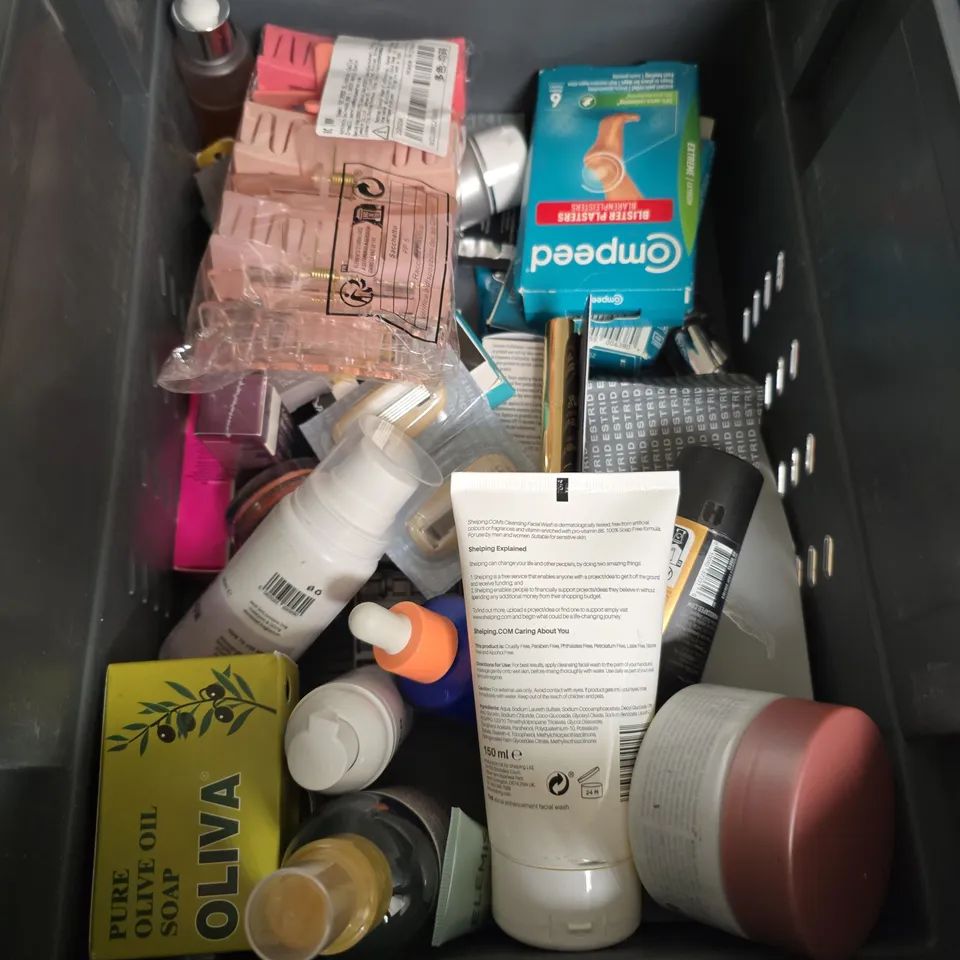 APPROXIMATELY 20 ASSORTED COSMETICS ITEMS TO INCLUDE GILLETTE RAZORS , MOUTHWASH , GATINEAU SKIN CLEANSER , ETC 