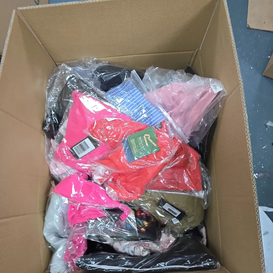 BOX OF APPROXIMATELY 25 ASSORTED CLOTHING ITEMS TO INCLUDE: SUGAR CRISP KNIT JUMPER 