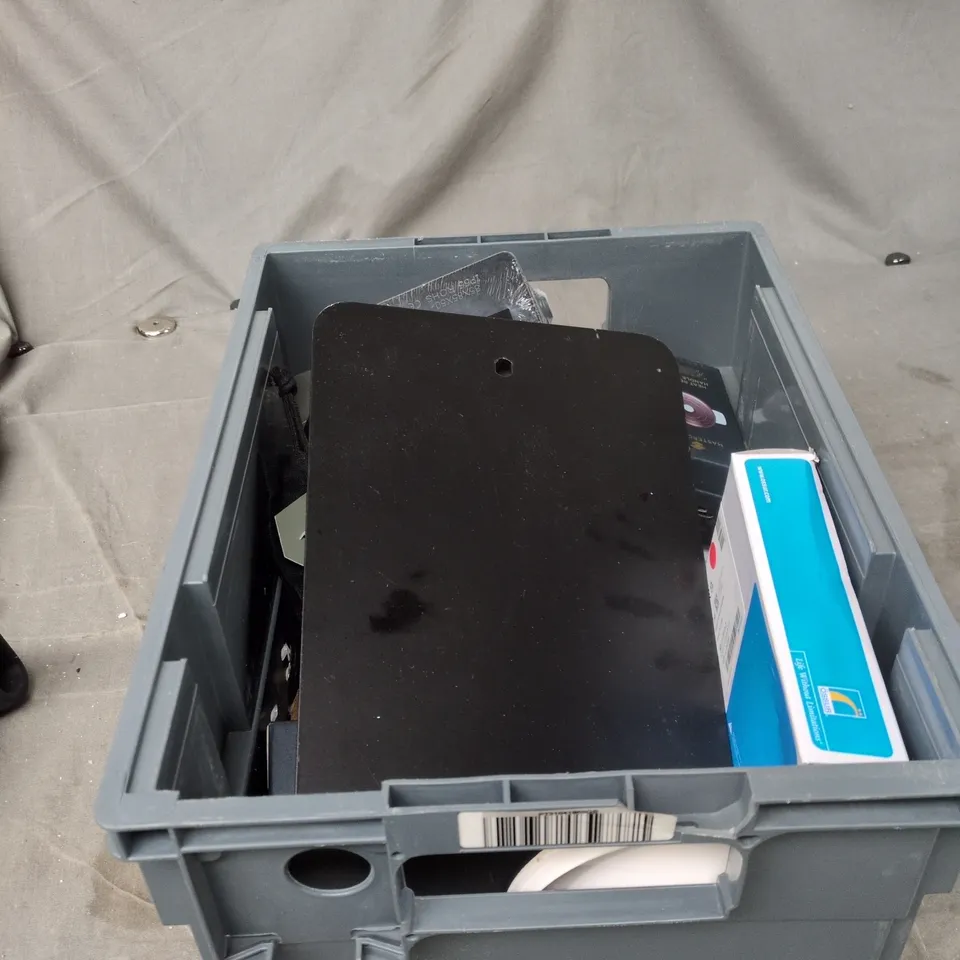 TOTE OF APPROXIMATELY 12 ASSORTED ITEMS TO INCLUDE: MASTERCLASS HEAT RESISTANT HANDLE GRIPPERS 
