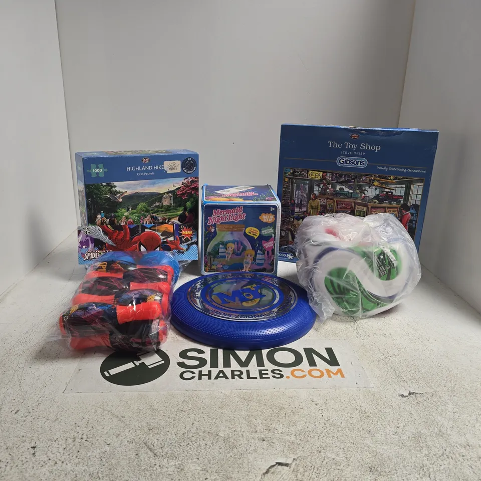 BOX OF APPROXIMATELY 22 ASSORTED TOY ITEMS TO INCLUDE JIGSAWS, FOOTBALL, MERMAID NIGHT LIGHT, SPIDERMAN BOWLS, FRISBY ETC