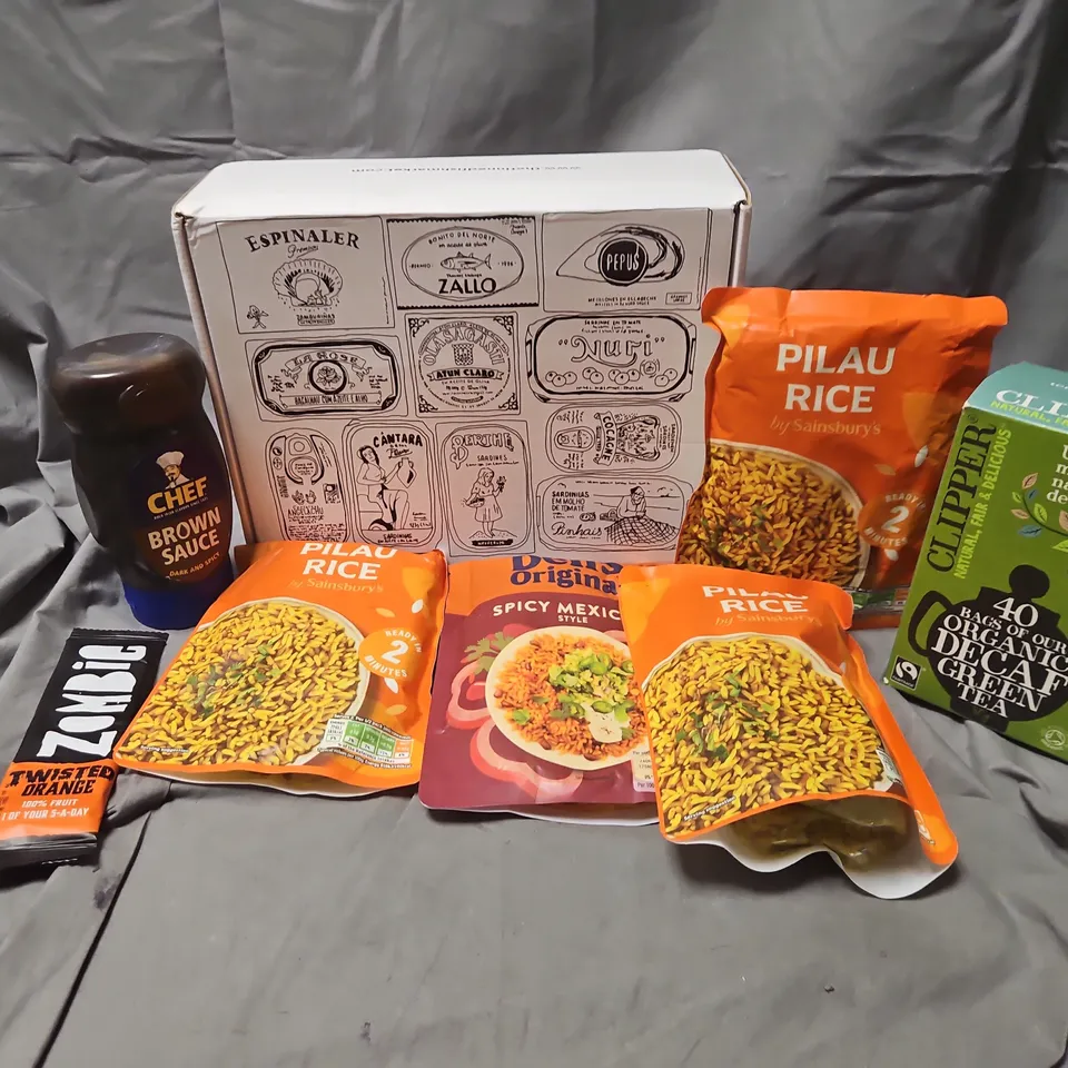 APPROXIMATELY 7 ASSORTED FOOD & DRINK ITEMS TO INCLUDE THE TINNED FISH MARKET BOX SET, PILAU RICE, CHEF BROWN SAUCE, ETC - COLLECTION ONLY