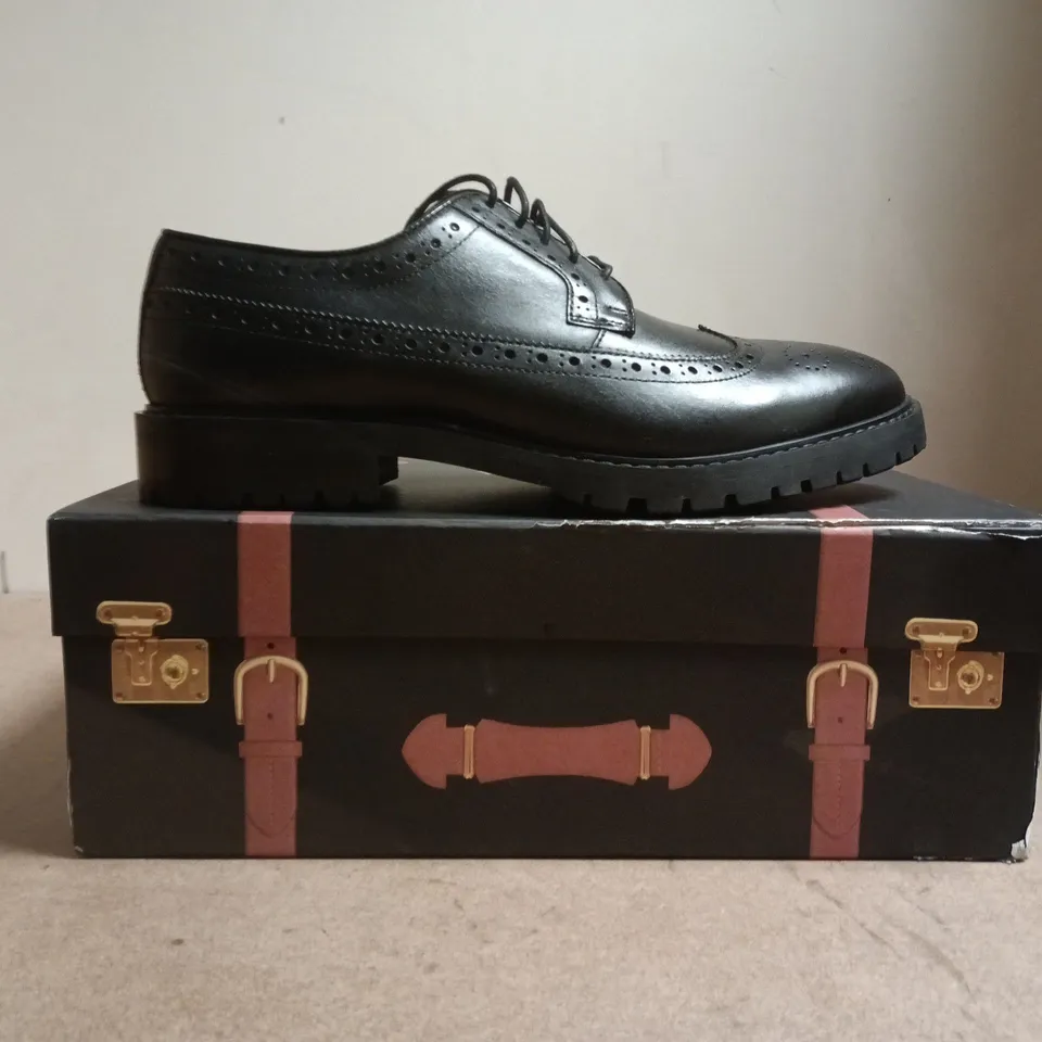 BOXED PAIR OF WALK LONDON JAMES BROGUE SHOES IN BLACK SIZE UK 9