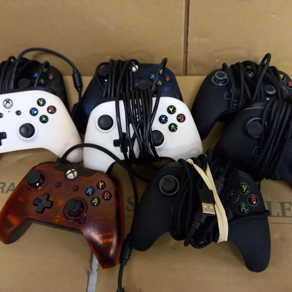 LOT OF 8 XBOX GAMEPADS