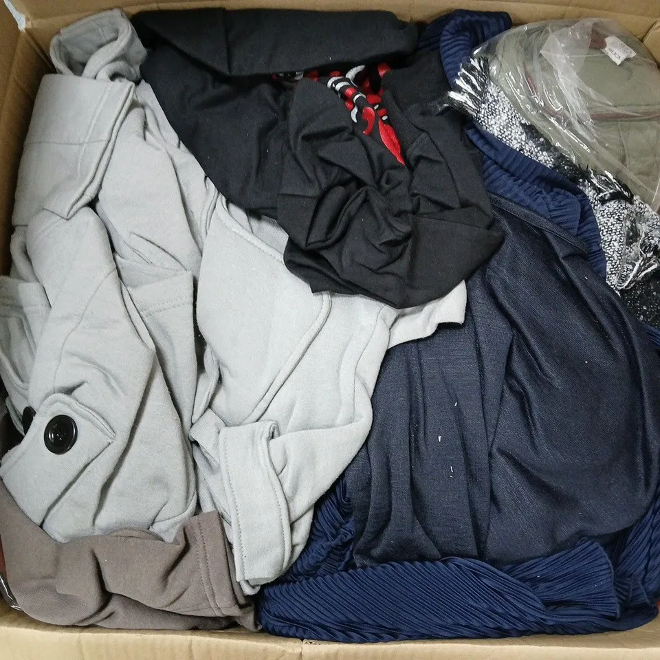 APPROXIMATELY 20 ASSORTED CLOTHING ITEMS IN VARIOUS SIZES TO INCLUDE COATS, JUMPSUITS, SWEATERS, ETC - COLLECTION ONLY