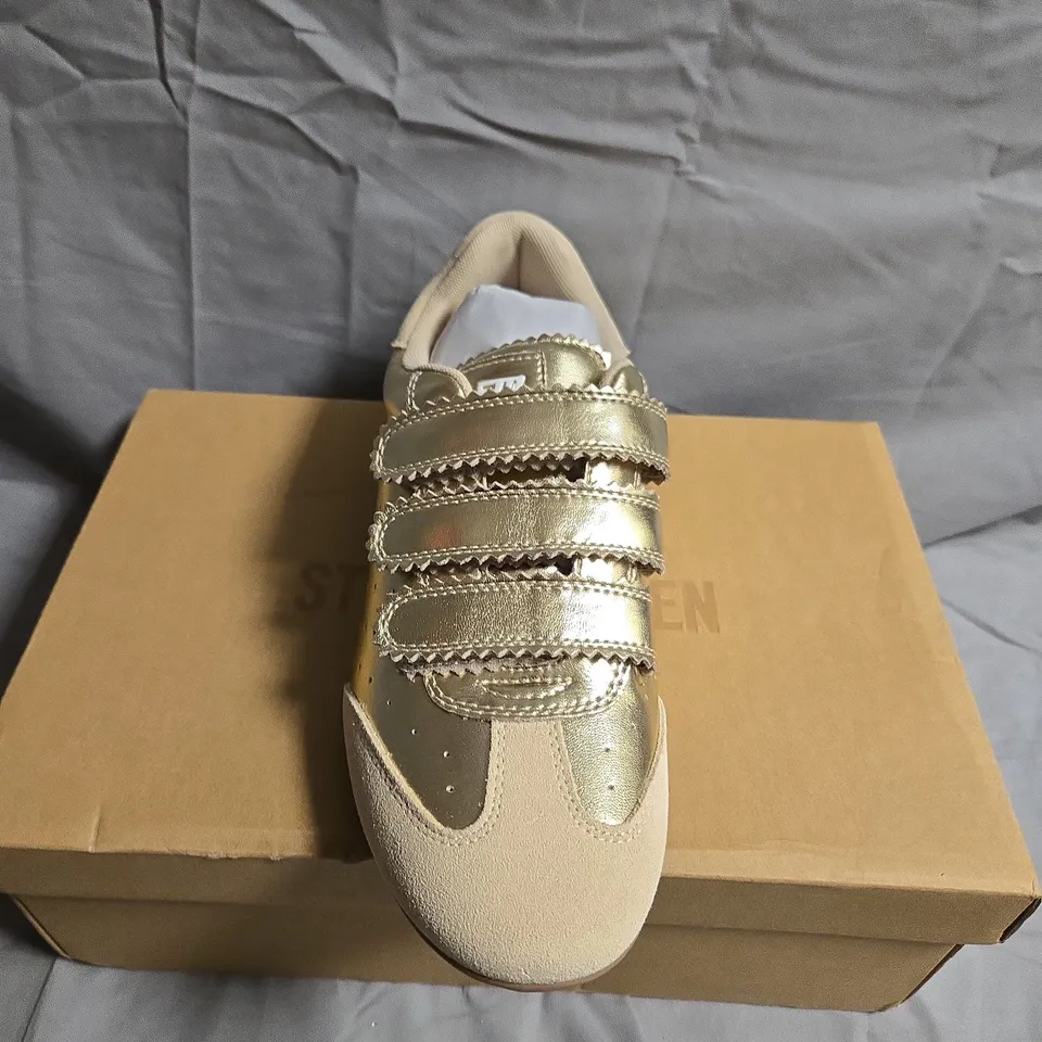 STEVE MADDEN FLAGSHIP GOLD ACTION LEATHER SNEAKER - WOMEN'S, EU 39 (US 8.5 / UK 6)