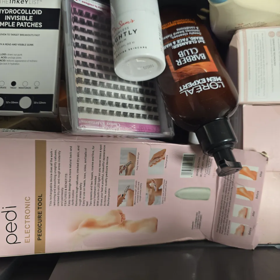 APPROXIMATELY 12 ASSORTED COSMETIC ITEMS TO INCLUDE AVEENO, HEAD & SHOULDERS, ETC - COLLECTION ONLY