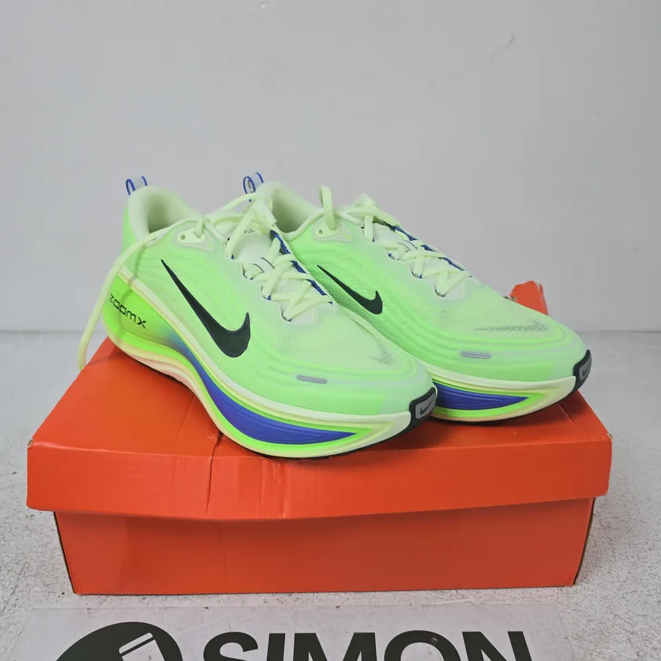 NIKE VOMERO PLUS TRAINERS – VOLT/BLACK, UK 11.5