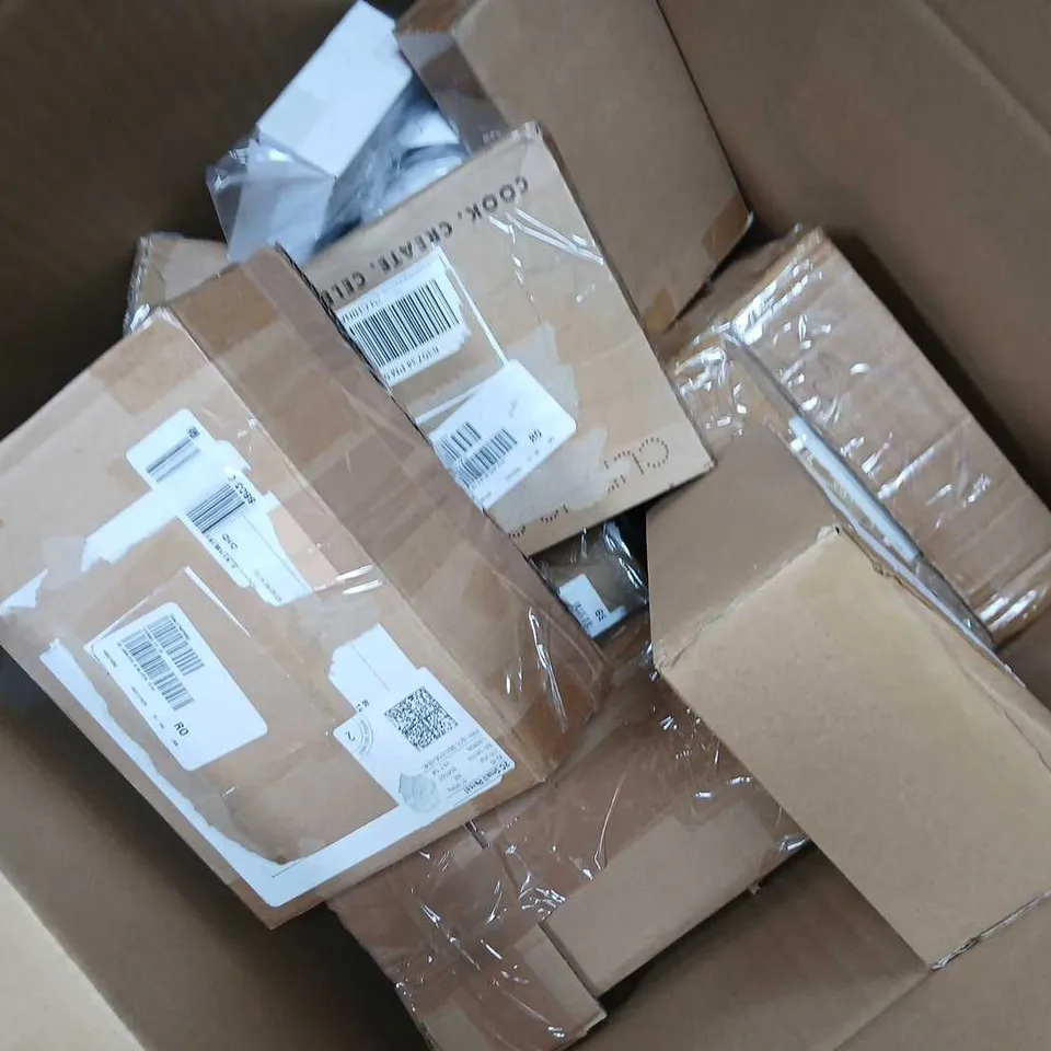 APPROXIMATELY 15 ASSORTED ITEMS TO INCLUDE GREATER & SLICER, FOOD TUPPERWARE, FUL SET, ETC