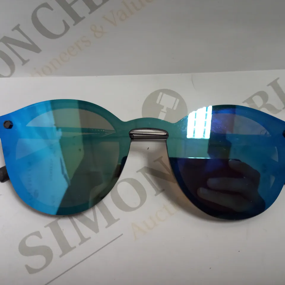 CHILLIBEANS BLUE/BLACK SUNGLASSES