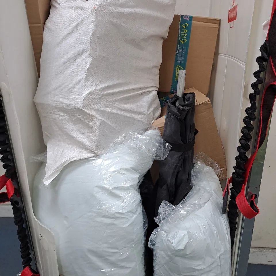 CAGE OF APPROXIMATELY 10 ASSORTED HOUSEHOLD ITEMS TO INCLUDE WHITE PLASTIC DISH DRYING RACK, BAG OF WOODEN LOGS, ETC - COLLECTION ONLY