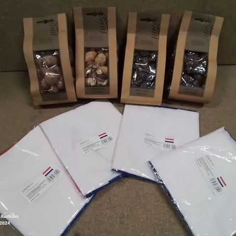 LOT CONTAINING LARGE AMOUNT OF HOLLAND FLAGS AND VARIOUS BAGS OF NATURAL TABLE DECORATION