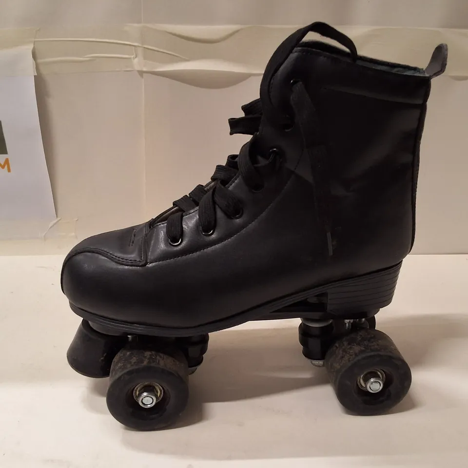BLACK QUAD ROLLER SKATES, UK 6.5 (EU 39) WITH CARRY BAG
